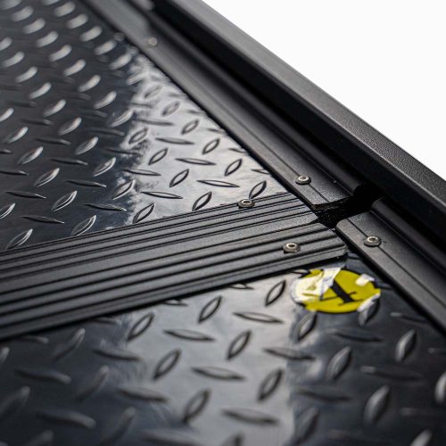 Detail van aluminium zijbalken tegen de Raptor composiet vloerdelen