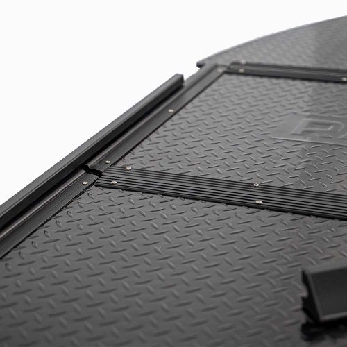 Detail van aluminium zijbalken tegen de Raptor composiet vloerdelen