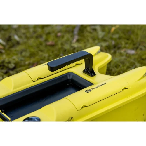 Detailfoto handvat Ridgemonkey Hunter 750 voerboot in gele uitvoering