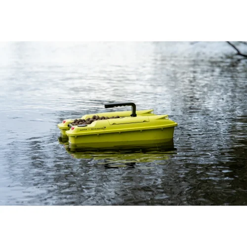 Overzichtfoto varende Ridgemonkey Hunter 750 voerboot in gele uitvoering