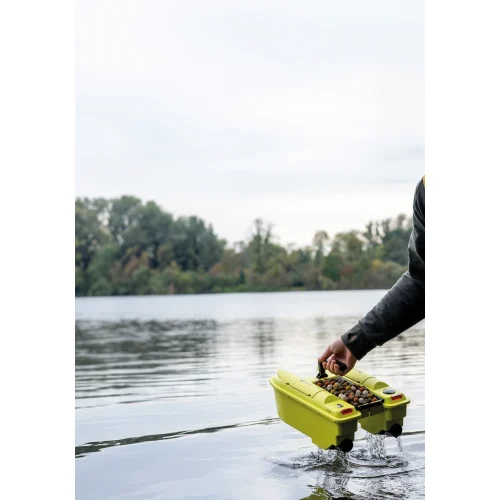 Overzichtfoto varende Ridgemonkey Hunter 750 voerboot in gele uitvoering