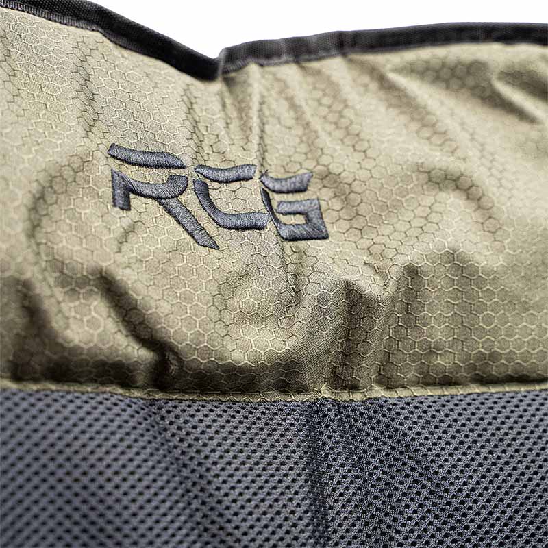 RCG FoldX Chair inklapbare stoel met zwarte mesh-zitting en verstelbare poten detail foto RCG logo