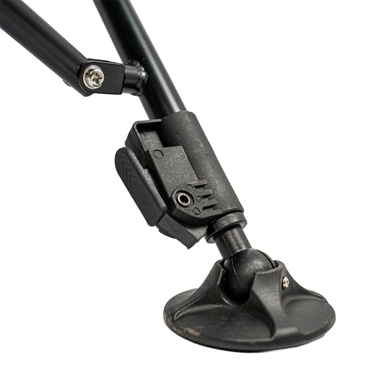 RCG FoldX Chair inklapbare stoel met zwarte mesh-zitting en verstelbare poten detail foto ingeschoven poot